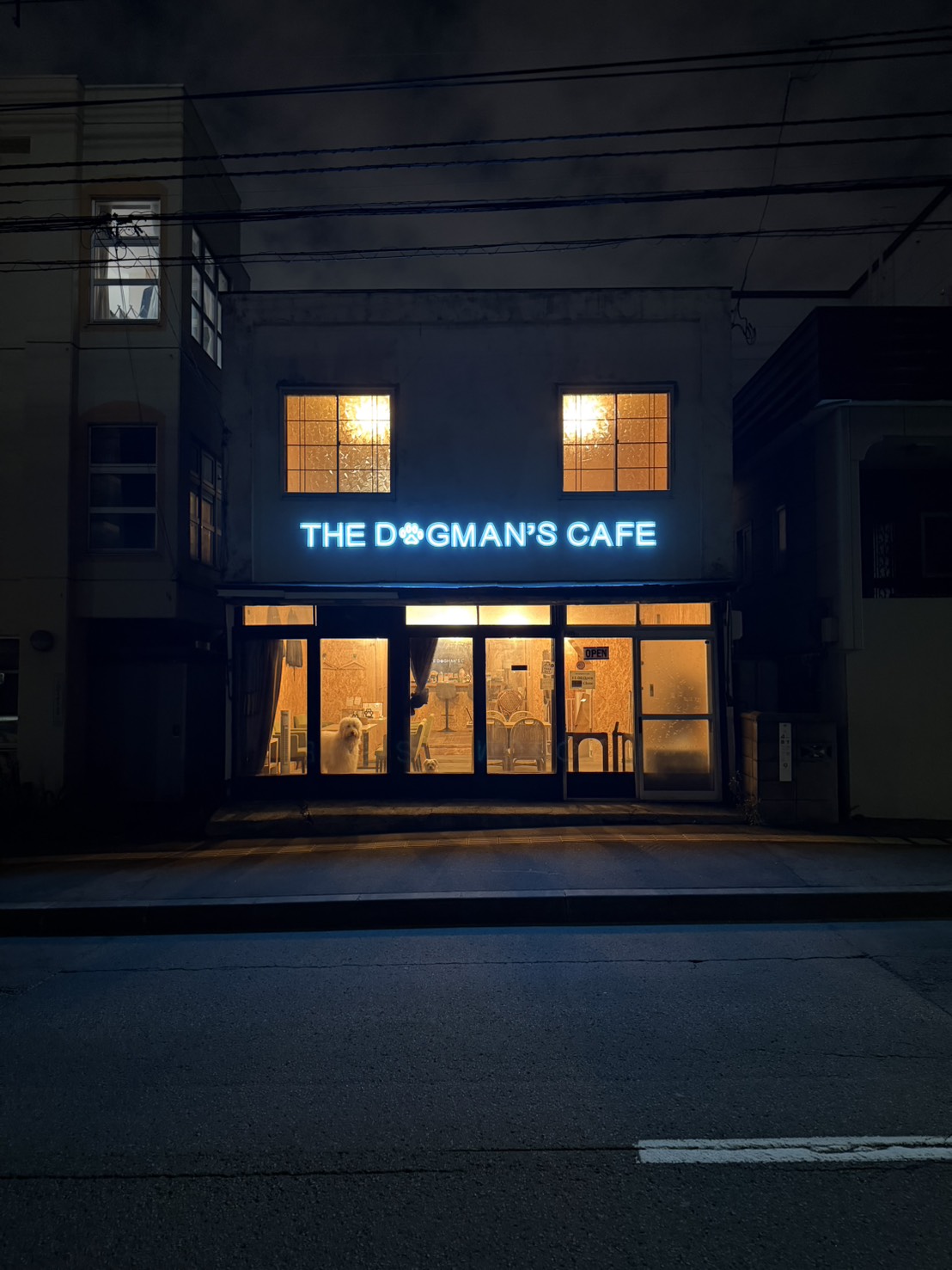 THE DOGMAN'S CAFEの店内と看板犬